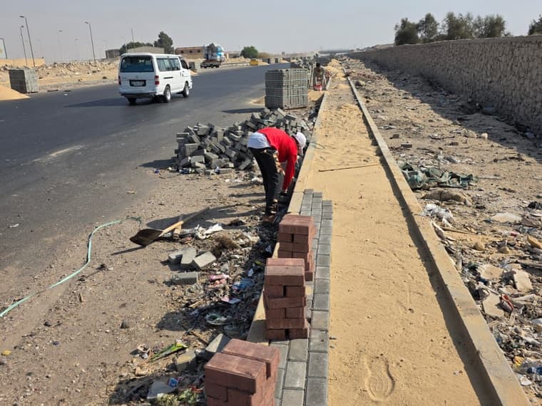 تركيب بلاط الإنترلوك بجوار بردورة مركّبة حديثًا