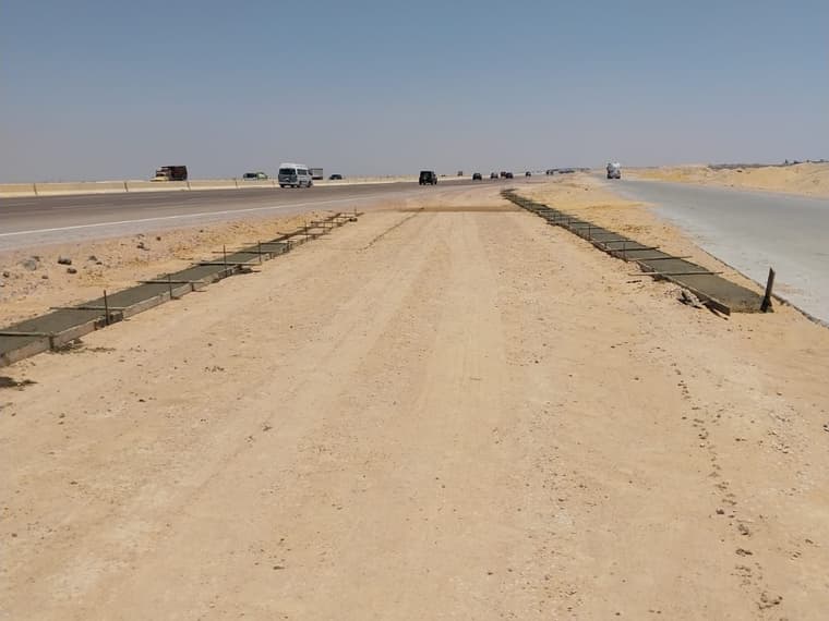 طريق ترابي ممهد بمحاذاة حاجز خرساني